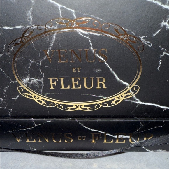 Venus Et Fleur Pink Roses in Black Box - Picture 9 of 9